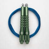 Corde à sauter verte avec câble enrobé bleu